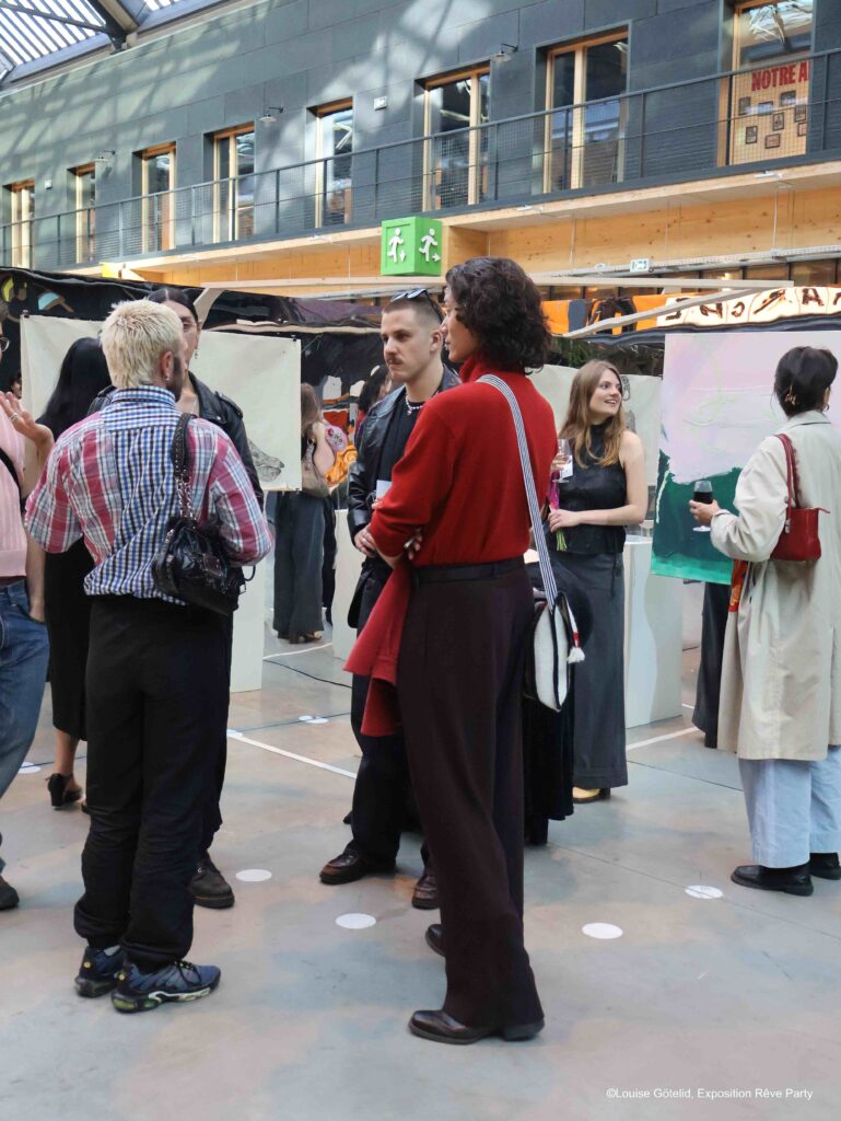 Artistes et visiteurs pendant vernissage Rêve Party en Ile de France